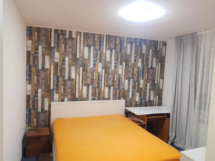 Apartament cu 3 camere decomandat în Cornișa