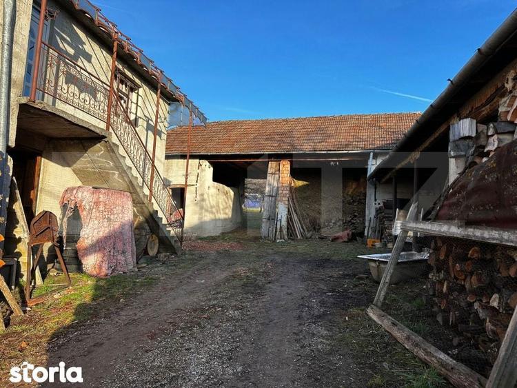 Casa cu 4 camere,baie, bucatarie,anexe.pivnita teren 2500 mp - 1