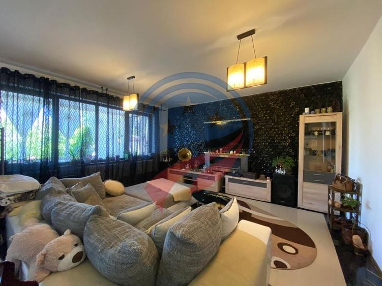 CASA DEOSEBITA APROAPE DE PROMENADA IN EUROCARTIER - 3