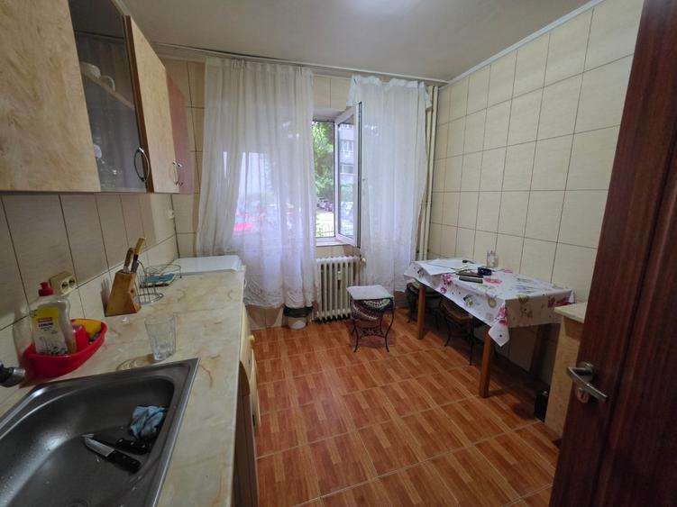Apartament cu 3 camere decomandat în Dristor