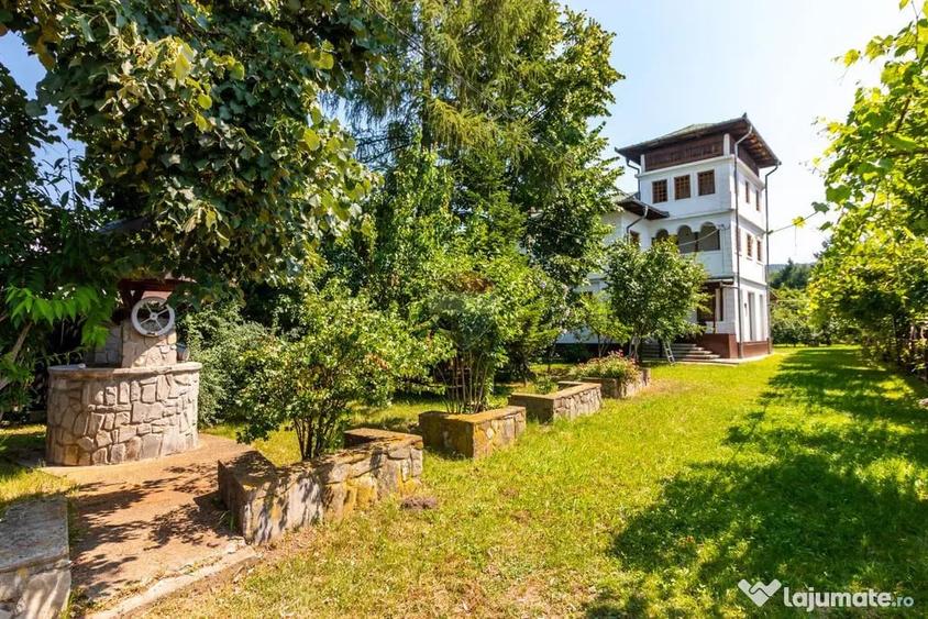 Casă cu 7 camere cu Teren 3425 Mp în Central