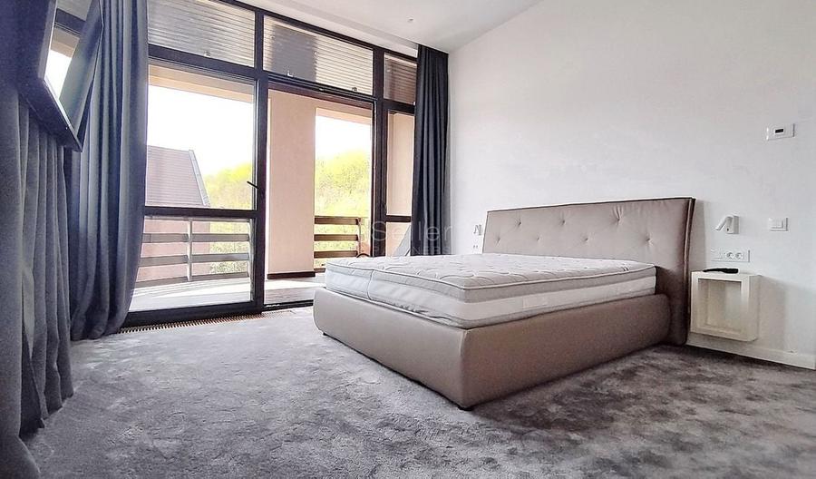 Priveliste Panoramica Spre Oras Si Masivul Tampa - 4