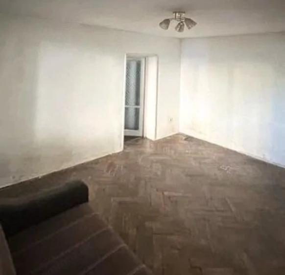 Apartament cu 3 camere semidecomandat în Tractorul