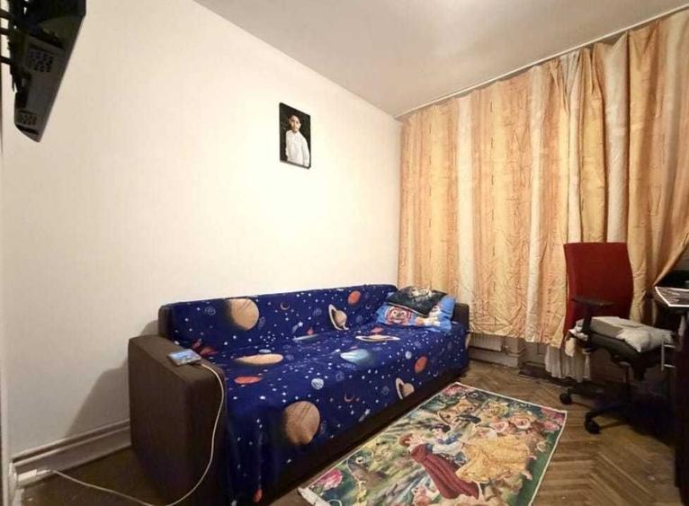 Proprietar vand apartament cu 3 camere, decomandat, situat la etajul 3 - 1