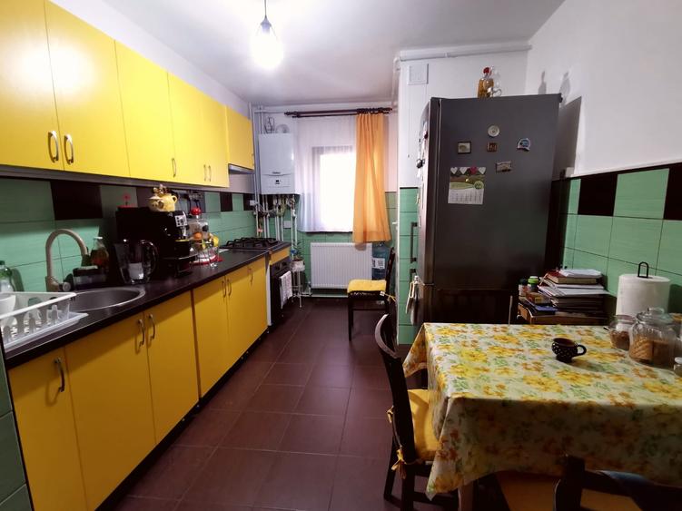 Apartament 3 camere , etaj 1, zona Calea Zarandului - 8