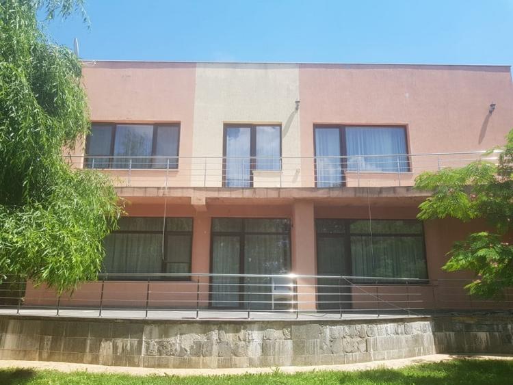 OCAZIE, VAND VILA  DE LUX 860 MP UTILI SI 1230 MP TEREN LANGA LACUL CERNICA - 4