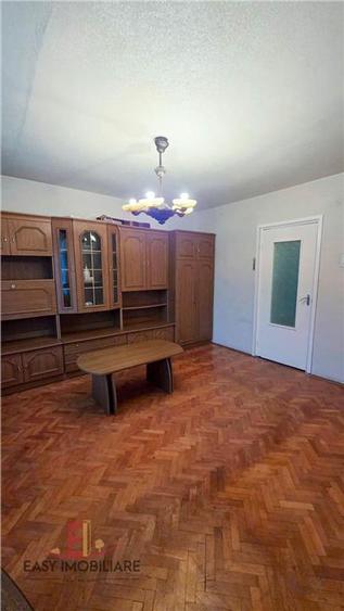 Apartament cu 3 camere semidecomandat în Tudor
