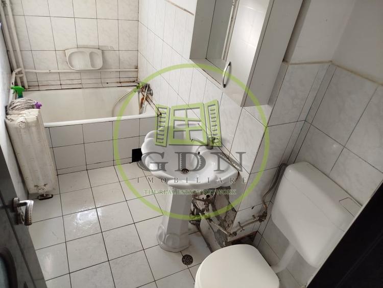 Apartament cu 3 camere semidecomandat în Valenta