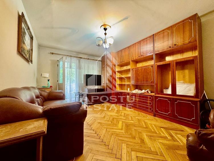 Apartament cu 4 camere decomandat, mobilat în Dâmbovița