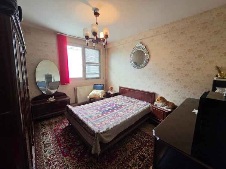 Apartament cu 3 camere decomandat în Titan