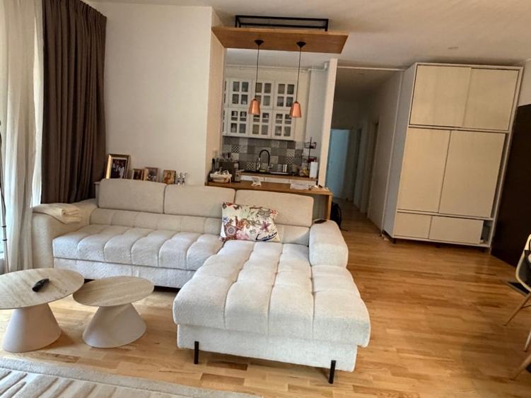 Apartament cu 4 camere decomandat, mobilat în Central