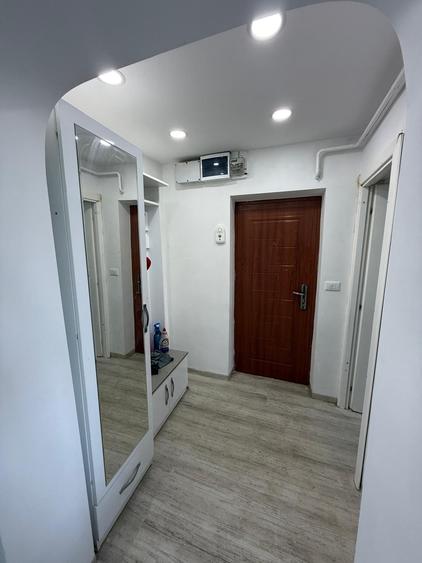 Apartament cu 3 camere semidecomandat în Arcu