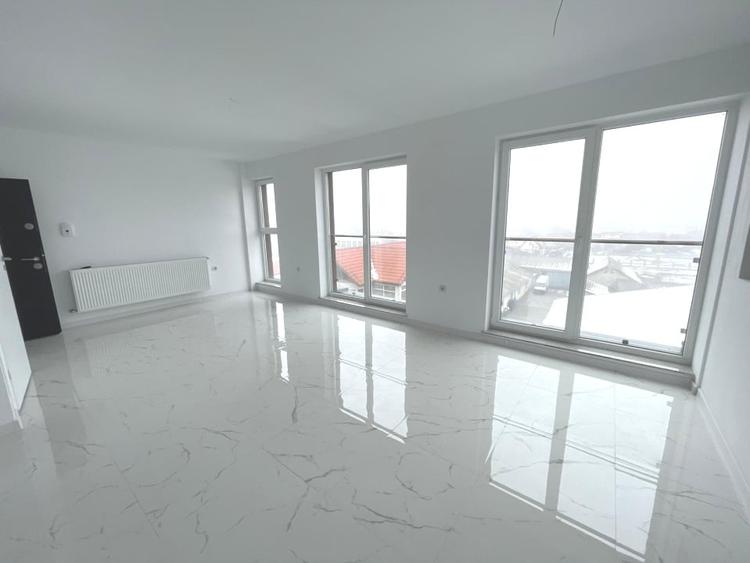 Penthouse cu 5 camere decomandat în Kogălniceanu