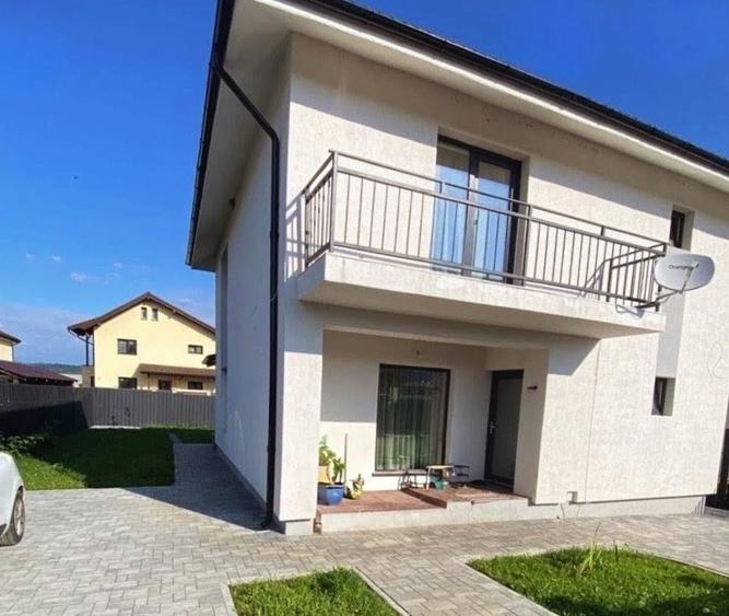 Casă individuală cu 4 camere decomandat cu Canalizare în Râșnov
