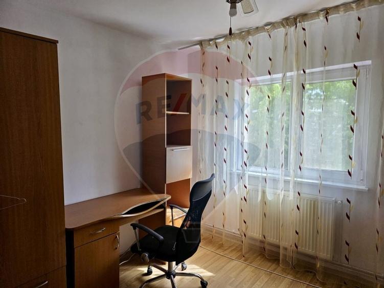 Apartament cu 3 camere de vanzare, str Bucovinei- zona Mioritei - 5