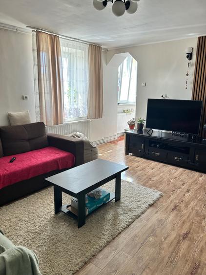 Apartament cu 4 camere decomandat în Crasna