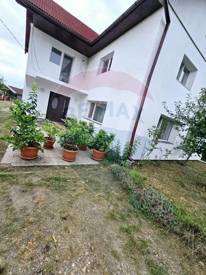 Casa / Vila cu 5 camere de vanzare - 1