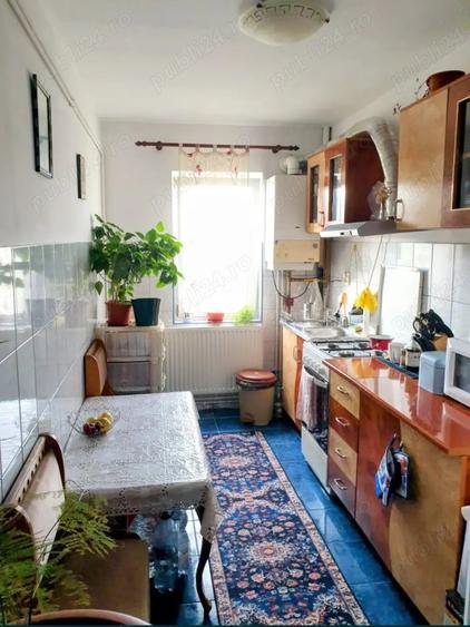 Apartament compus din: o camera, bucatarie, hol, baie, balcon, cu o suprafa?a de 33 - 6