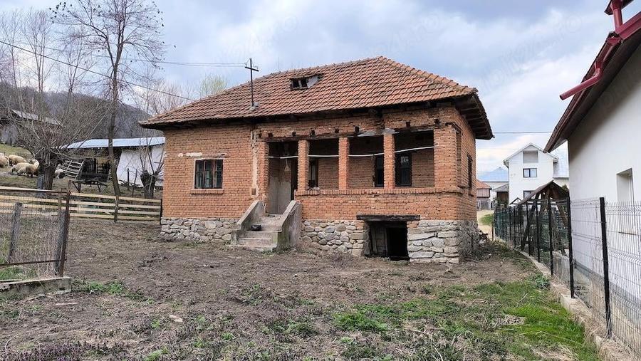 Casa batraneasca de vanzare in Corbi locul unde lini?tea intalne?te natura - 2