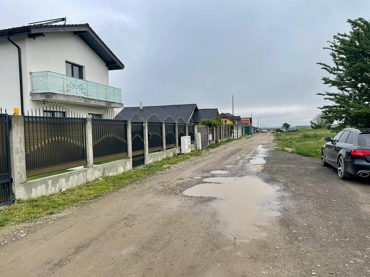 Teren Cristian 702mp intre case! - 2