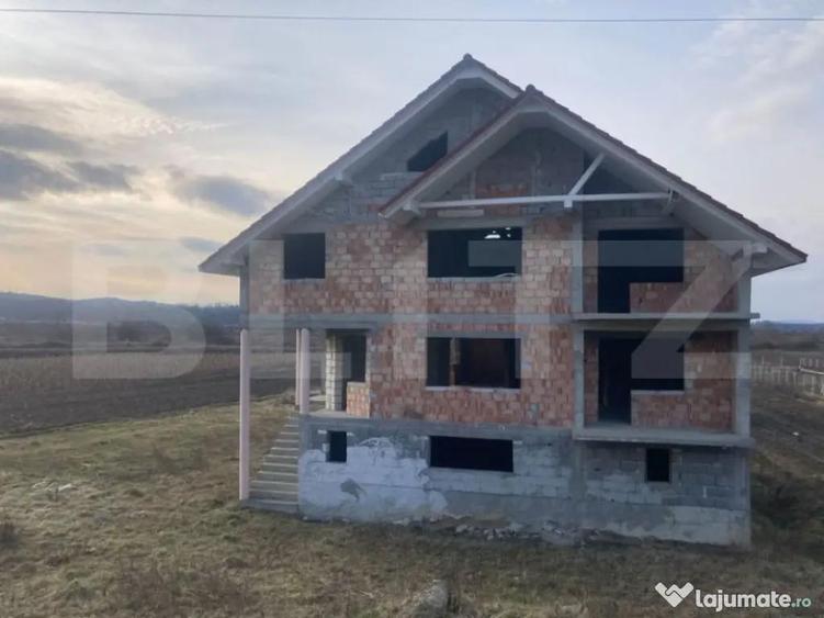 Casa de vanzare la ro?u,500 mp utili poten?ial Unic, loc - 7