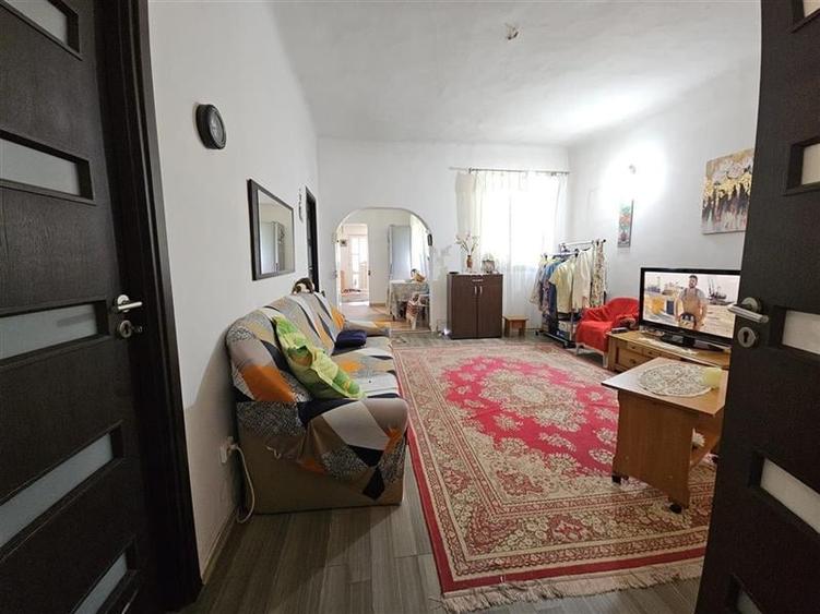 Casa spatioasa de vanzare in centrul satului Racaciuni  teren generos, livada, - 8