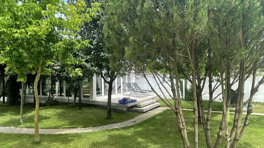 Casă individuală cu 14 camere cu Piscina în Tărtășești