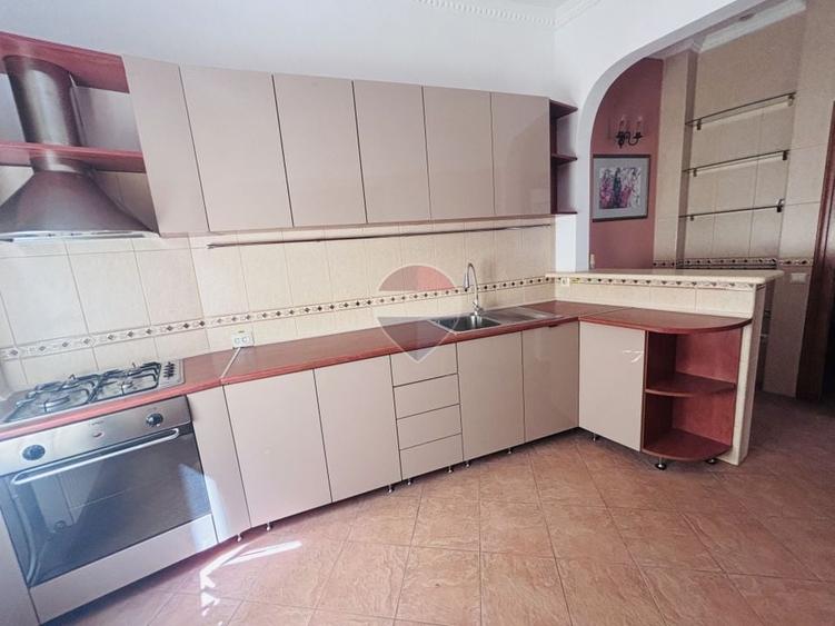Casă individuală cu 4 camere cu Teren 200 Mp în Dorobanți