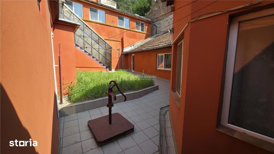 Casă cu 8 camere cu Teren 432 Mp în Central