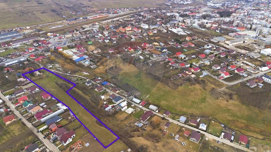 Teren de 11254 mp, în Est