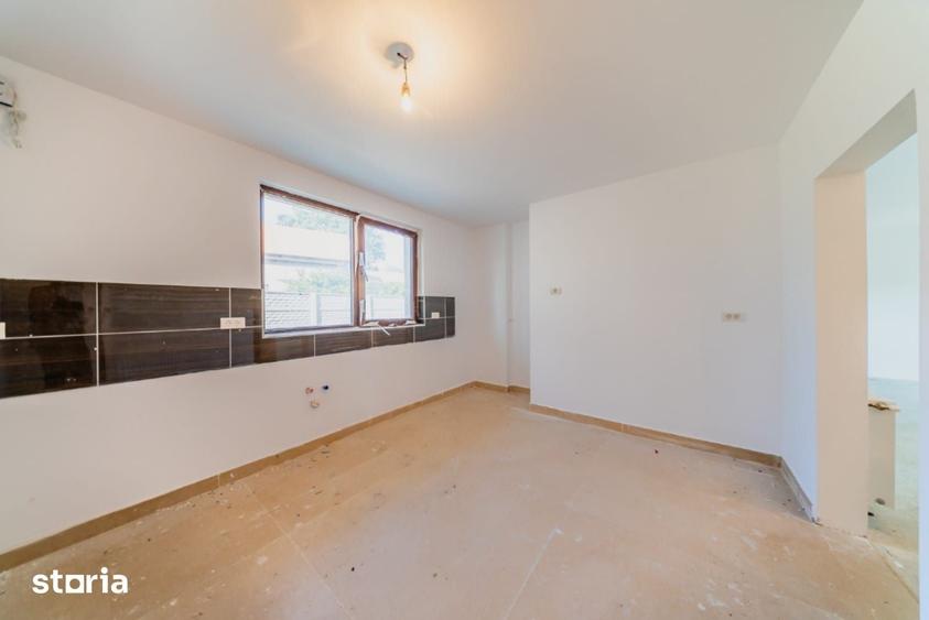 Casă cu 4 camere cu Teren 220 Mp în Intim