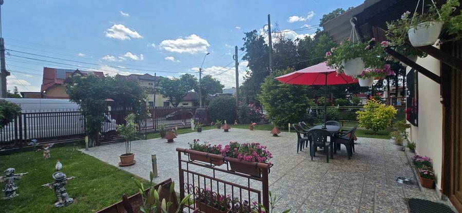 Casă individuală cu 7 camere cu Canalizare în Central