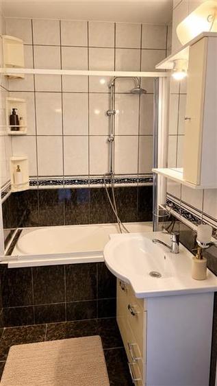 Apartament cu 3 camere decomandat în Florilor