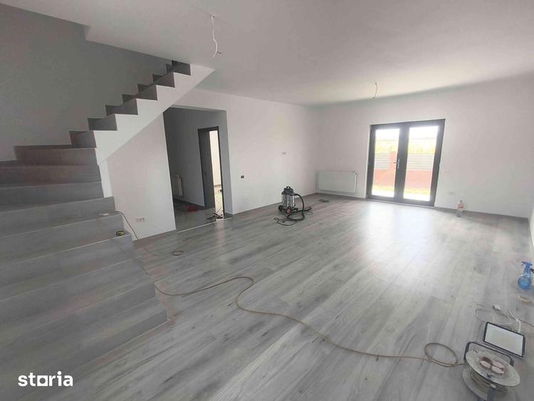Casă cu 5 camere cu Teren 400 Mp în Domnești