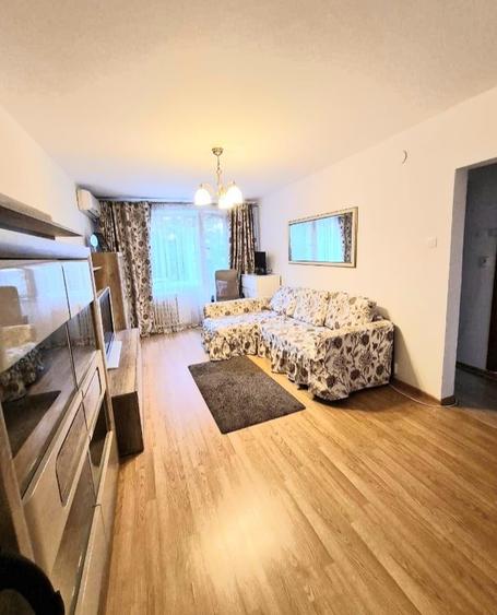 Apartament cu 3 camere semidecomandat în Lacul Tei