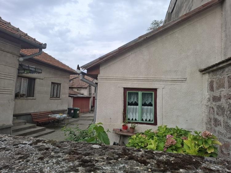 Casă cu 4 camere în Uroi