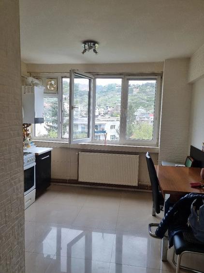 Apartament cu 3 camere semidecomandat în Grigorescu