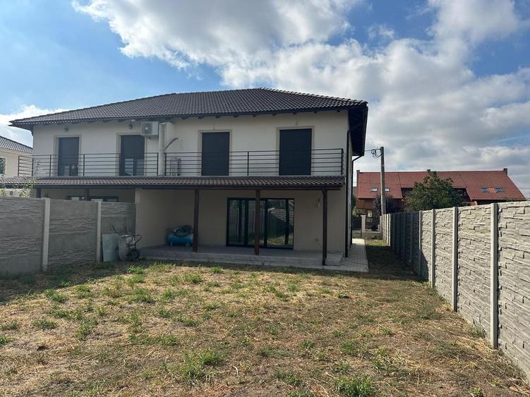 Duplex cu 4 camere cu Canalizare în Dumbrăvița