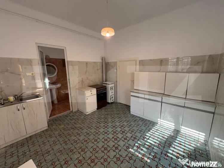 Casă cu 6 camere cu Teren 700 Mp în 700