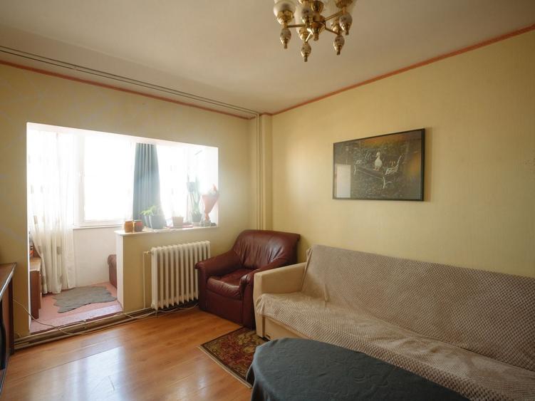 Apartament cu 4 camere semidecomandat în Mărgeanului