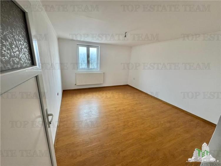 Casa individuala de vanzare  / potrivita si pentru business in zona parcului din - 16