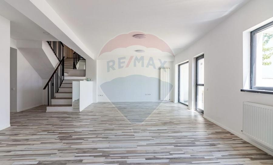 Casă / Vilă in Corbeanca,  toate utilitatile, strada principala - 3