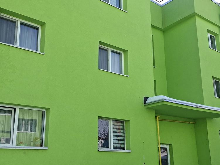 Apartament 3 camere , etaj 2 , pret 68000 euro - 1