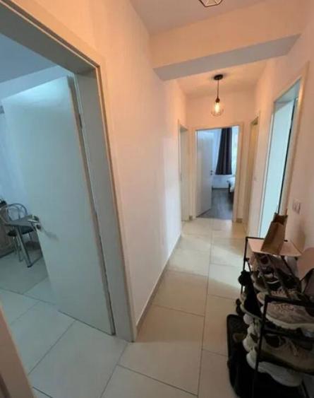 Apartament 2 camere, decomandat - zona Tractorul - 1