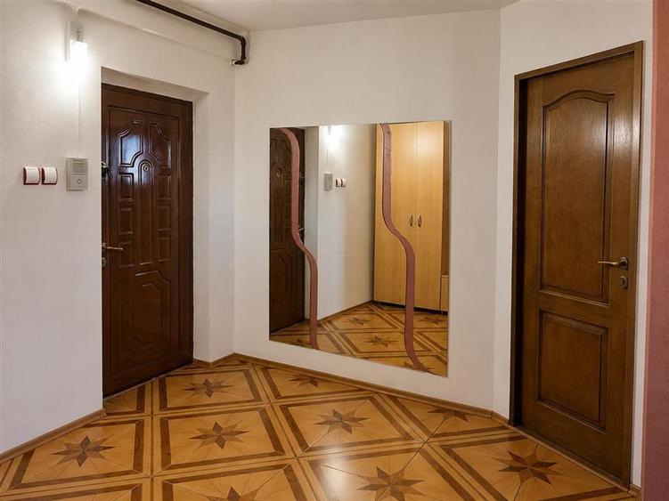 Apartament cu 3 camere semidecomandat în Cedonia
