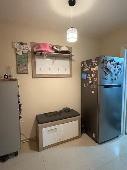 Apartament cu 3 camere semidecomandat în Berceni