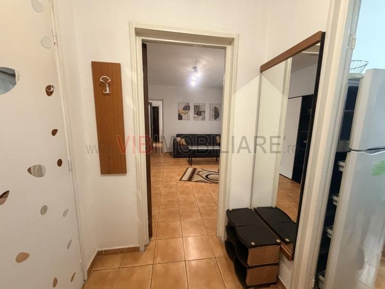 Apartament cu 3 camere semidecomandat în Colentina