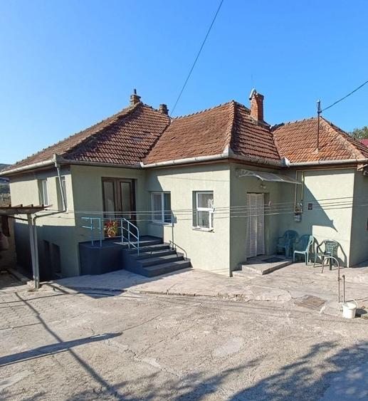 Casă individuală cu 6 camere cu Canalizare în Dâmbul Rotund