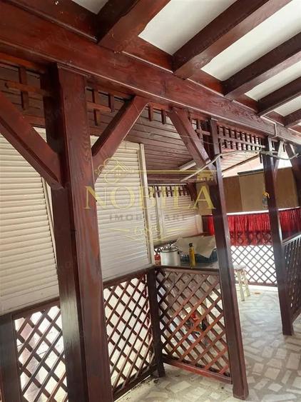 Casă cu 10 camere cu Teren 1332 Mp în Mănăstirea Cașin