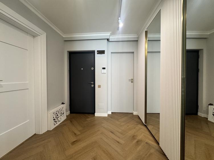 Apartament cu 3 camere semidecomandat, mobilat în Florești